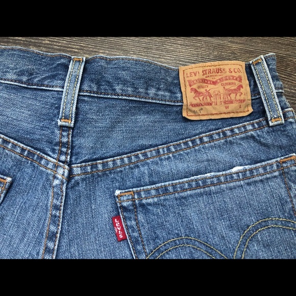 Levi’s 501 Cut Off Shorts in Roadside Blues - Picture 3 of 12